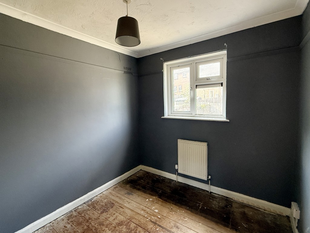 Lot: 102 - HOUSE IN NEED OF IMPROVEMENT - Bedroom 3 in Semi in need of Improvement